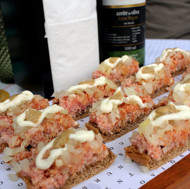 Canapés de linguiça Blumenau temperada com sal, pimenta, azeite, molho Farrapo, noz moscada, páprica, rum, cebola e mostarda (R$ 24)