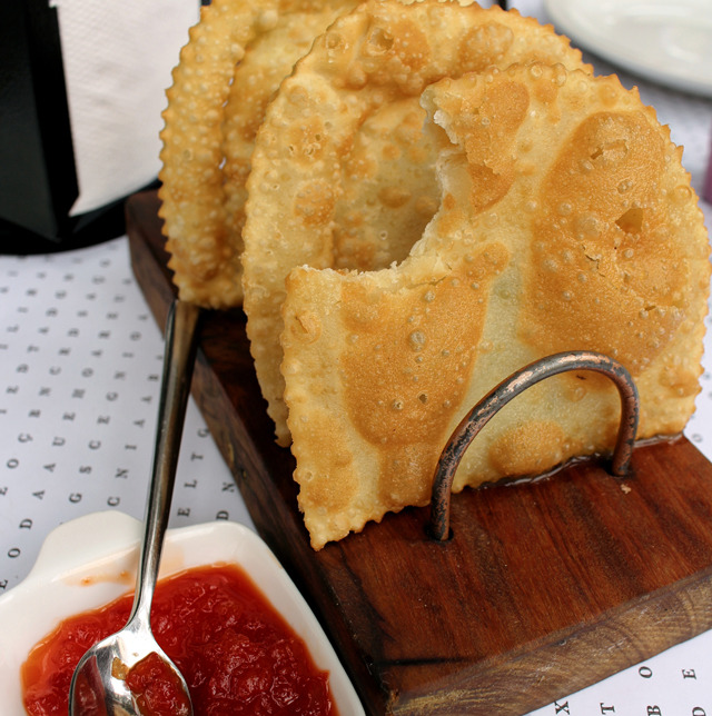 Pastel de vôngole com pirão de peixe (R$ 14) 