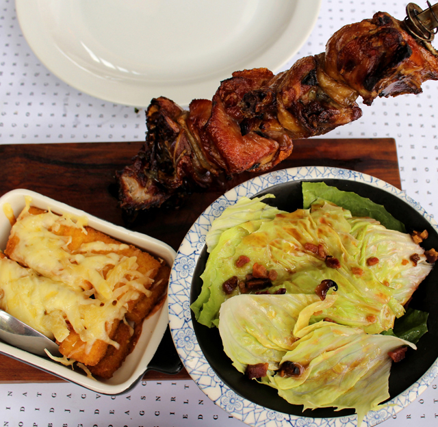 Menarrosto – churrasco feito em espetos – de galeto com poleta frita na gordura da carne e coberta por queijo 