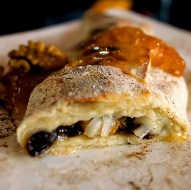 Sobremesa criada por Nohad, daquelas que se sonha no dia seguinte: kebab doce com geleia de damasco, queijo de cabra, uvas passas, nozes e toque de mel 