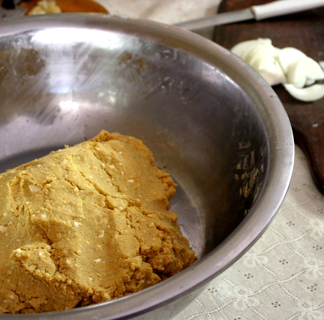 Massa de Chipa soo, receita paraguaia que leva fubá, polvilho, queijo fresco, banha e recheio de carne. A receita é muito comum na região da fronteira com o Brasil. 