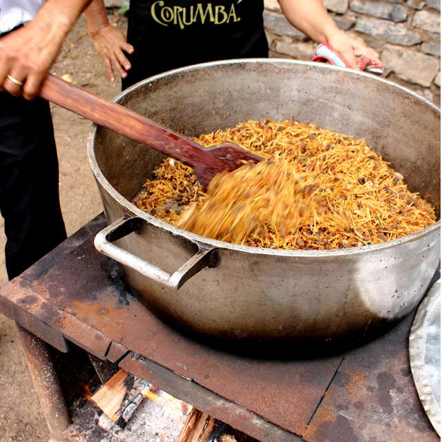 Macarrão de comitiva: feito com espaguete quebrado e frito na banha, acompanhado de cebola, alho e carne seca. Prato tradicional das comitivas que tocam gado pelo Pantanal por ser fácil de fazer e altamente nutritivo