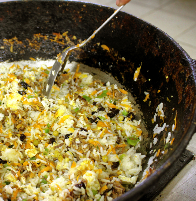 Arroz boliviano: banana-da-terra, cenoura, carne-seca, uvas passas, ovo cozido