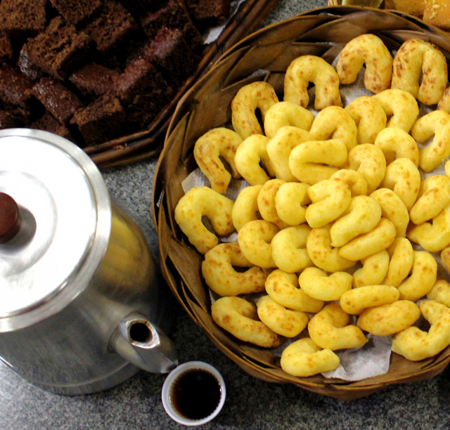 Onipresente nas mesas do Pantanal, a Chipa é feita com polvilho e queijo. A companhia dela é o tradicional Mate queimado: coloca-se o mate com a brasa e açúcar numa panela; mistura-se e joga-se água. O resultado é um sabor adocicado e defumado