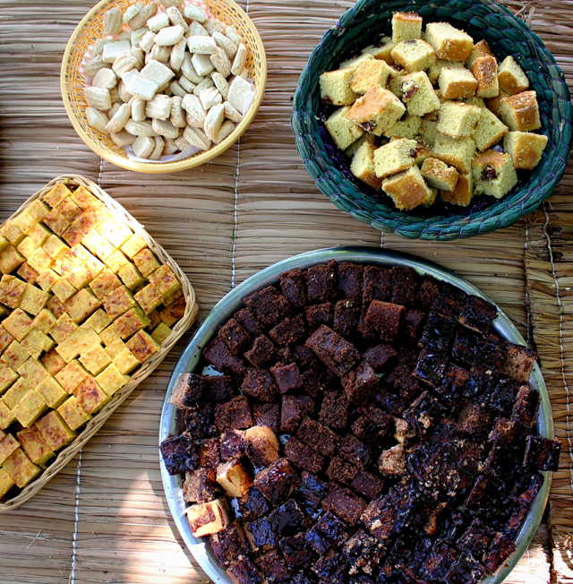 Mesa de doces: chipa guassu (bolo compacto feito de fubá Saboró, milho verde e queijo fresco), bolo de chocolate e beterraba, sequilhos e bolo de fubá cm goiabada.