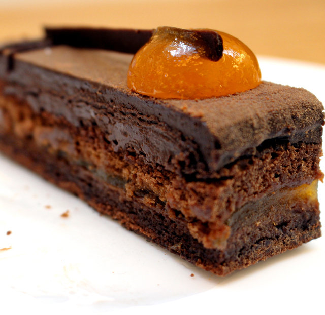 Kuya: biscuit de chocolate regado com Frangélico, recheado por geleia de maracujá e coberto por ganache de chocolate meio amargo 