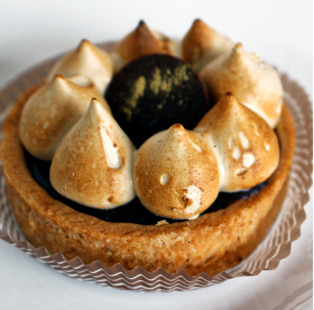 Torta Mantiqueira é um deleite: massa coberta por banana caramelada, ganache de chocolate e marshmallow de café