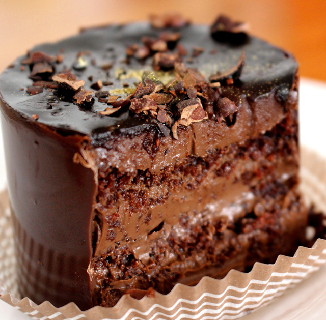 ALELUIA SENHOR! Suprema: bolo de chocolate recheado por ganache de chocolate e coberto por... chocolate
