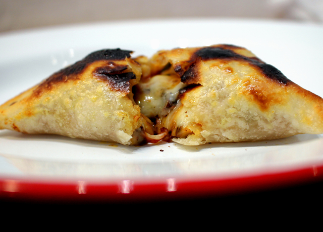 Minha preferida: Porteña (três queijos, tomates assados e manjericão)