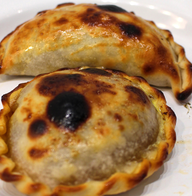 Empanadas de Frango caipira (com legumes e ervas) e Pucacapa (queijo derretido com cebolas caramelizadas) do La Guapa