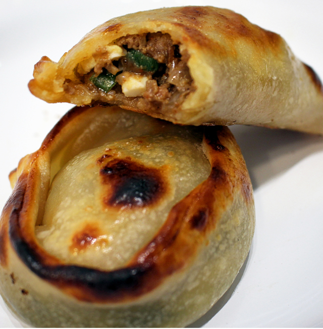 Empanada Saltenã (carne, azeitonas, ovo caipira e batata cozida) e Cremosa de espinafre (com brócolis e mussarela) do La Guapa 