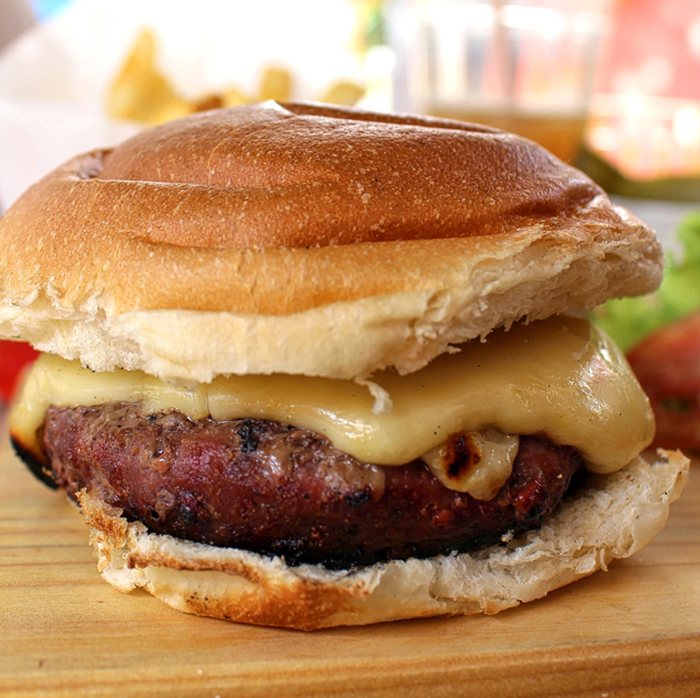 Novo cheeseburger da Lox Deli:  queijo suíço no pão preto artesanal, alface, tomate e maionese de alho. 