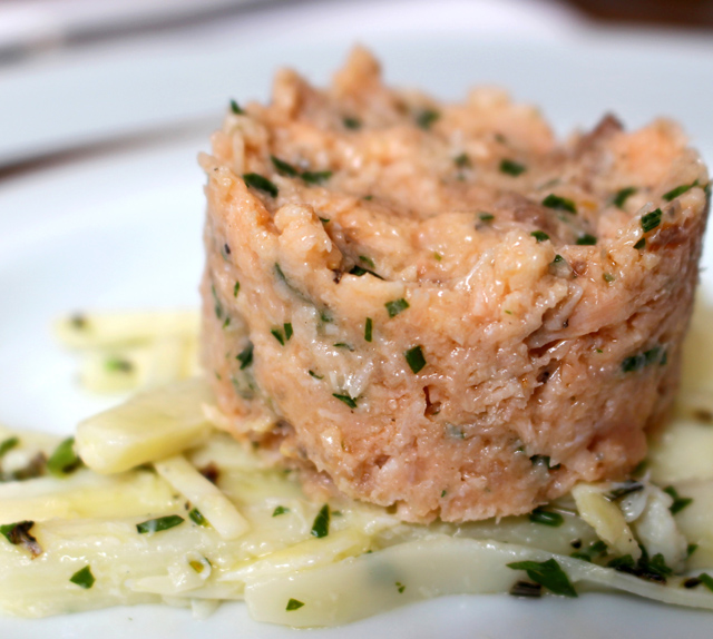 Tartar de salmão com palmito pupunha: sugestão de entrada no menu executivo