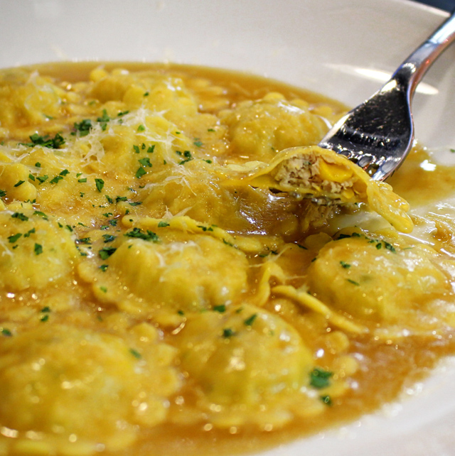 Tortelli de Minas (massa recheada com galinha caipira e milho, servida cremoso ao molho do assado com queijo Serra da Canastra e cachaça envelhecida