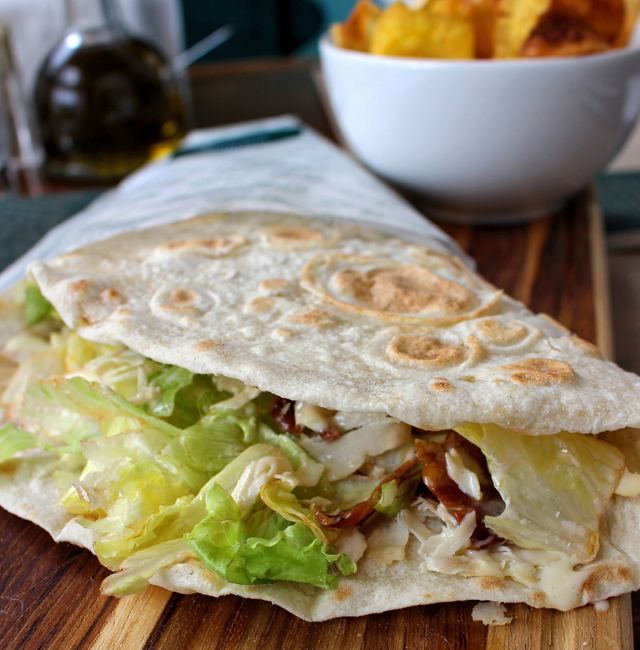 Piadina Forli (peito de frango assado e desfiado, lascas de grana padano, crispy de bacon, maionese e alface americana, R$ 24,20)