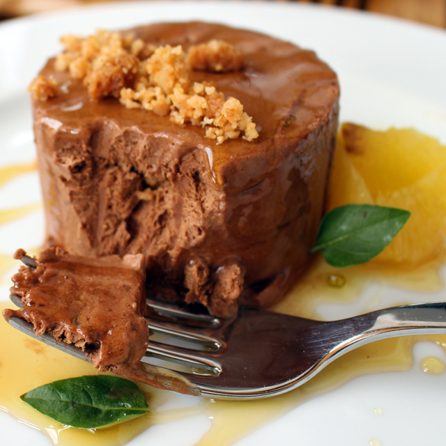 Bolo/sorvete de chocolate com calda de gengibre e manjericão