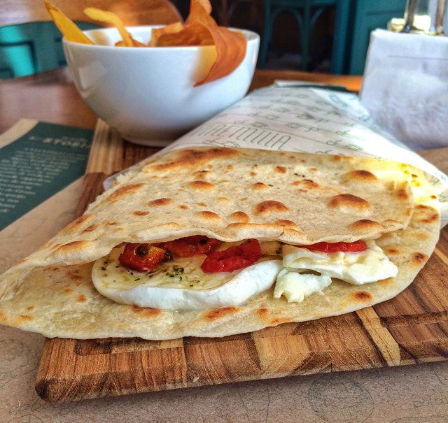 Excelente piadina com mozzarella de búfala, tomates e pesto de manjericão