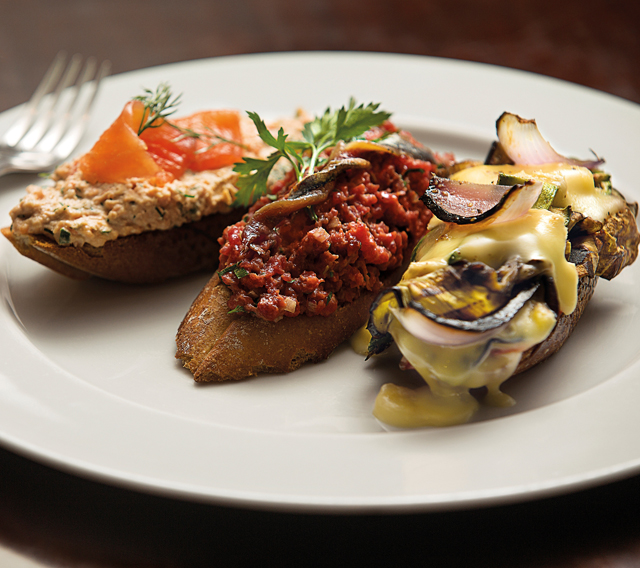 Tartines de carne, legumes grelhado com queijo Brie e de rillettes de saumon do Le Bilboquet para o Apéritif à la Française