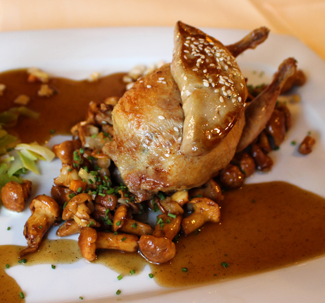 Codorna recheada com cogumelos ao molho de cerveja, acompanhado por foie gras salteado no Traube Neuweier, restaurante de comida tradicional, na região vinícola de Baden-Baden