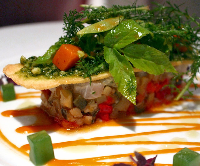 Entrada do excelente Le Jardin de France: tartar de peixe, ratatouille, pesto, coulis de páprica e brotos