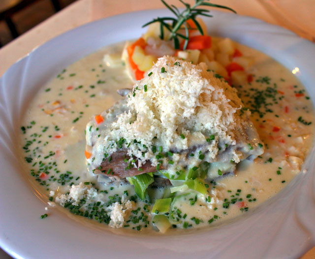 Carne cozida com molho de legumes e horseradish ralado no Traube Neuweier