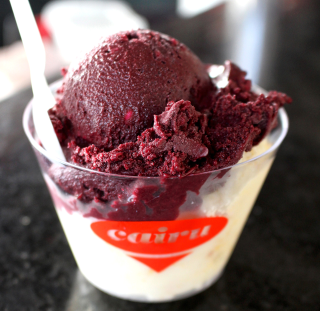 Cairu, a sorveteria mais famosa da cidade e que oferece cerca de quatro dezenas de sabores, muitos de frutas locais. Este é de Açaí com tapioca e de cupuaçu, coco e pão de ló