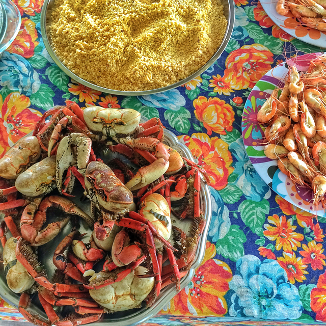 A beleza da mesa com caranguejos, farinha e camarões ao bafo na Maloca do Orlando
