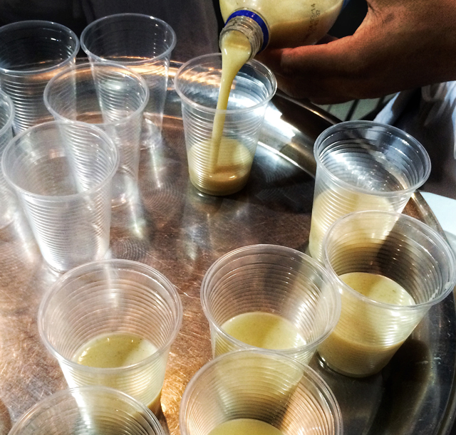 Pajuarú, bebida alcoólica indígena feita à partir do beiju torrado da mandioca brava, servida durante uma das aulas do Festiva;