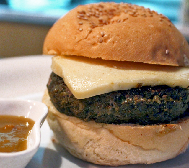 O delicioso Delírio Amazônico, da hamburgueria The Nine: burger de maniçoba e queijo cremosão de Marajó. Com esse eu vou sonhar o ano todo… 