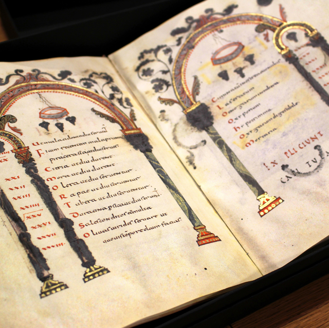 Um das jóias da biblioteca de gastronomia da Academia Barilla, em Parma: livro de receitas datado de 1146.... Original, com selo do Vaticano
