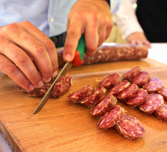 Salame di Felino: originário da cidade de Felino, na Emilia-romagna, é tido como um dos melhores salames do mundo e feito apenas com carne da barriga e da paleta