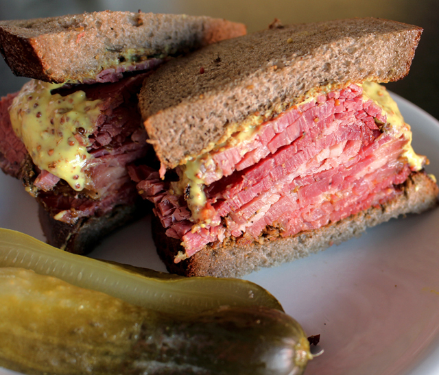 O famoso pastrami da casa recheia o pão de centeio com mostarda (R$ 26) 