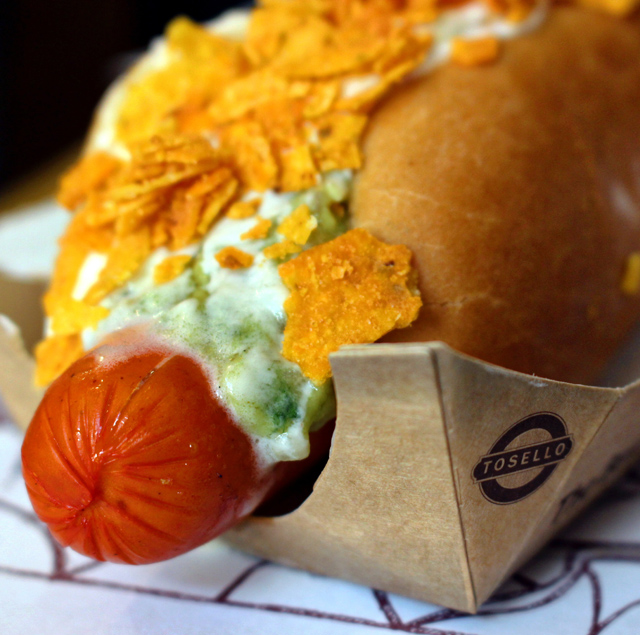 Guacadog: salsicha Húngara, guacamole, sour cream e Doritos picados