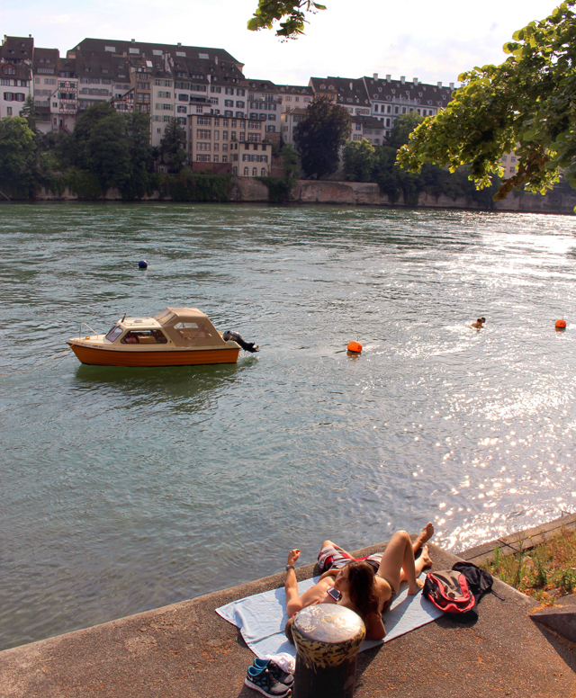 Casal pegando um bronze à beira no Reno, no centro de Basel: qualidade de vida é isso aí!