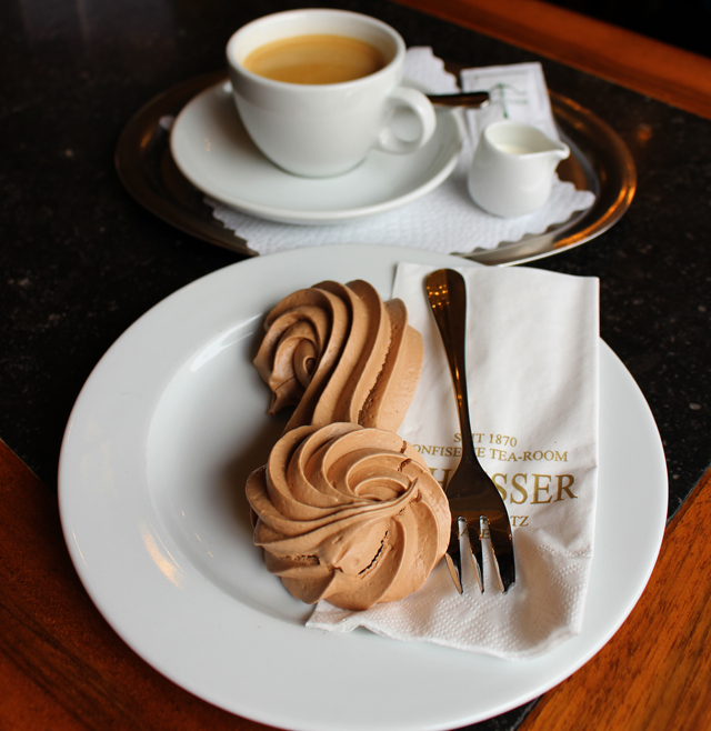 Choky S, doce típico de Basel (parece um suspiro de chocolate recheado por mousse) na Confiserie Schiesser, fundada em 1807