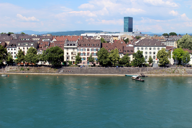 A tranquilidade de Basel - e o rio Reno completamente limpo, no qual as pessoas nadam, anda de caiaque...