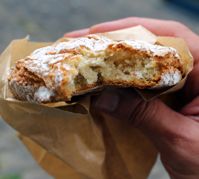 Crocante biscoito de nozes com toque de Amaretto no Bio Andreas Holzofenbäckerei & Eisstein, em Basel