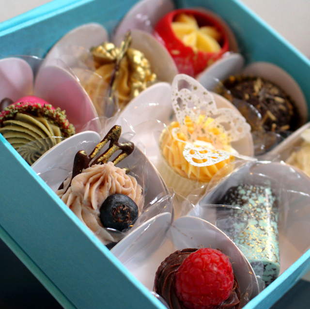 Caixa de doces variados, também sob encomenda para festas.