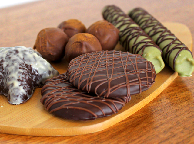 Bolinhas de chocolate e canela, estrela de recheada com brigadeiro cremoso, canudos de biscoito coberto com chocolate de matchá e biscoitos suíços: algumas das criações da Chocolatria