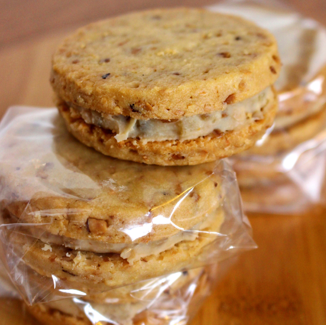 Cookies Sandwiches: amanteigado de massa da amêndoas recheado com doce de nozes. MARAVILHOSO!