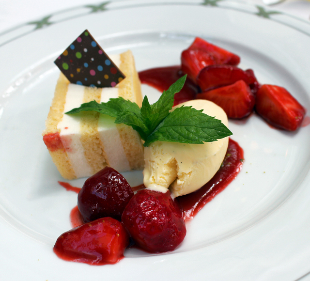 Camadas de bolo de baunilha e mousse de Champagne com iogurte artesanal, morangos locais na sua própria calda e sorvete de baunilha do excelente Wintergarten, restaurante do lindo hotel Brenner's