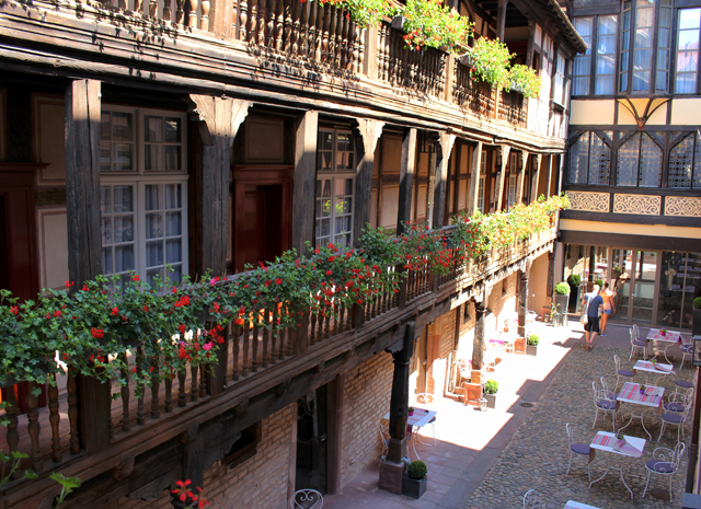 Hotel Cour Du Corbeau, em Estrasburgo: lindíssimo,  funciona dentro de uma construção do século XVI