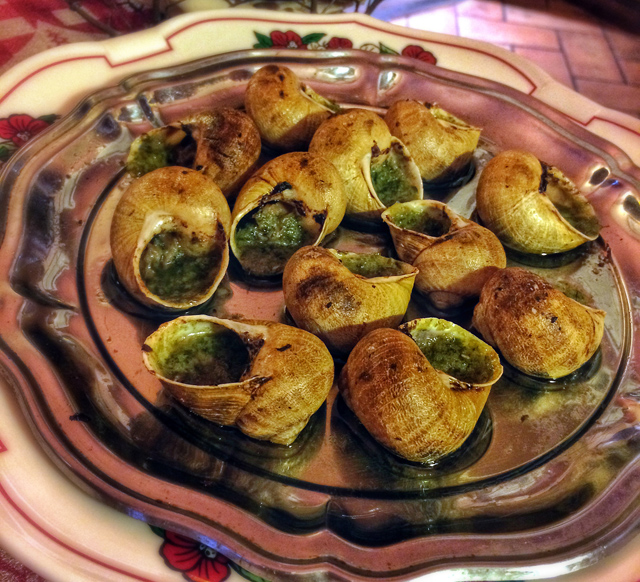 Escargots com manteiga e ervas do restaurante Le Tire Bouchon, em Estrasburgo