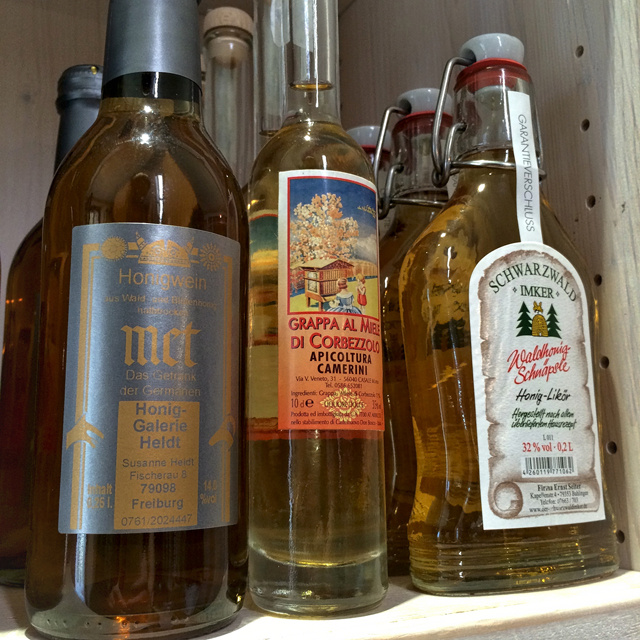 Bebidas alcoólicas a base de mel à venda na Mel Honig Galerie, em Friburgo 