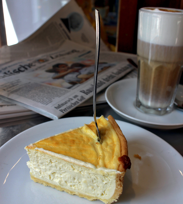 Um dos melhores e mais macios cheesecakes que comi - e excelentes cafés - no Strass Cafe, em Friburgo