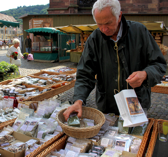 A bela banca de especiarias de todo o mundo no Mercado de Friburgo