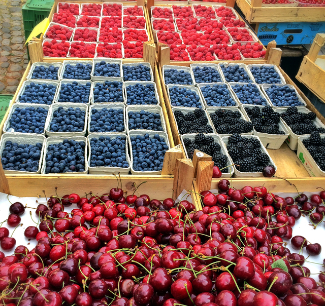 Primavera – e época de morangos, cerejas, amoras, framboesas… – no Mercado de Friburgo 