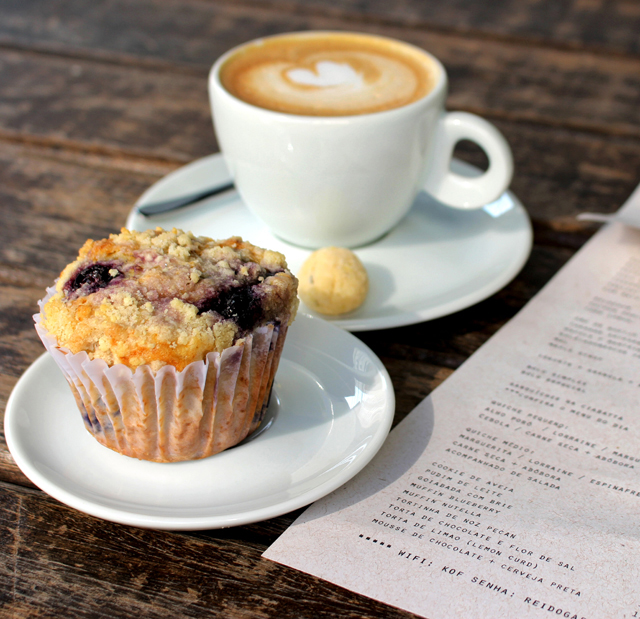 Muffin de Blueberry e cappuccino 