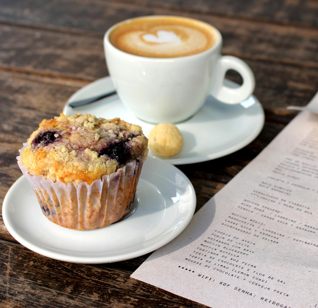Muffin de Blueberry e cappuccino