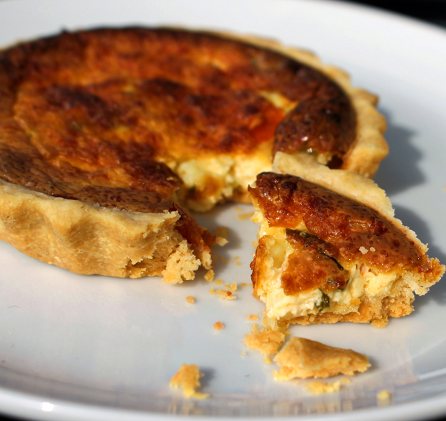 Boa miniquiche de tomate, manjericão e queijo